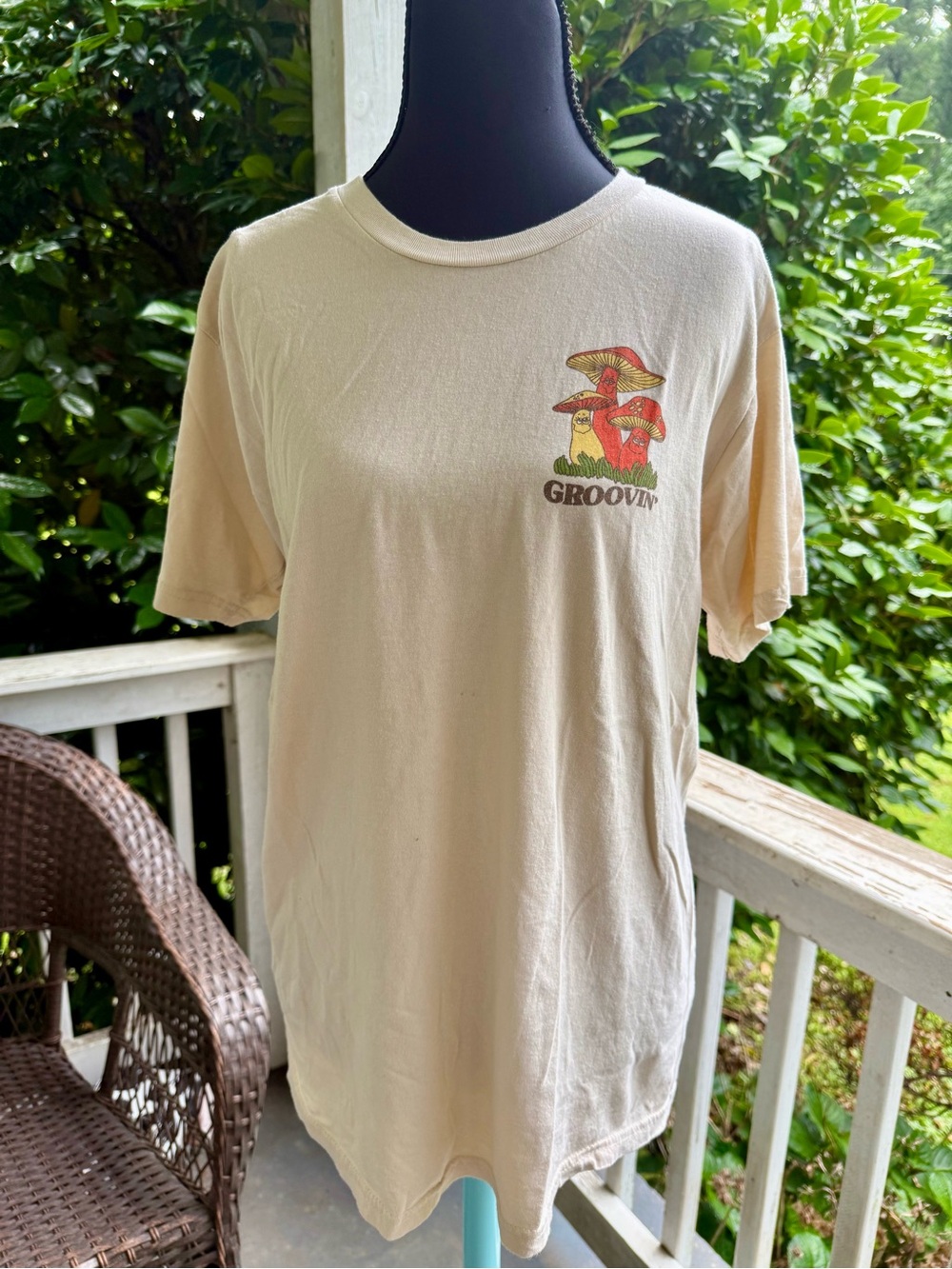 Cream Short-Sleeve Groovin’ Graphic Tee with Vintage Mushroom Print Sz Med